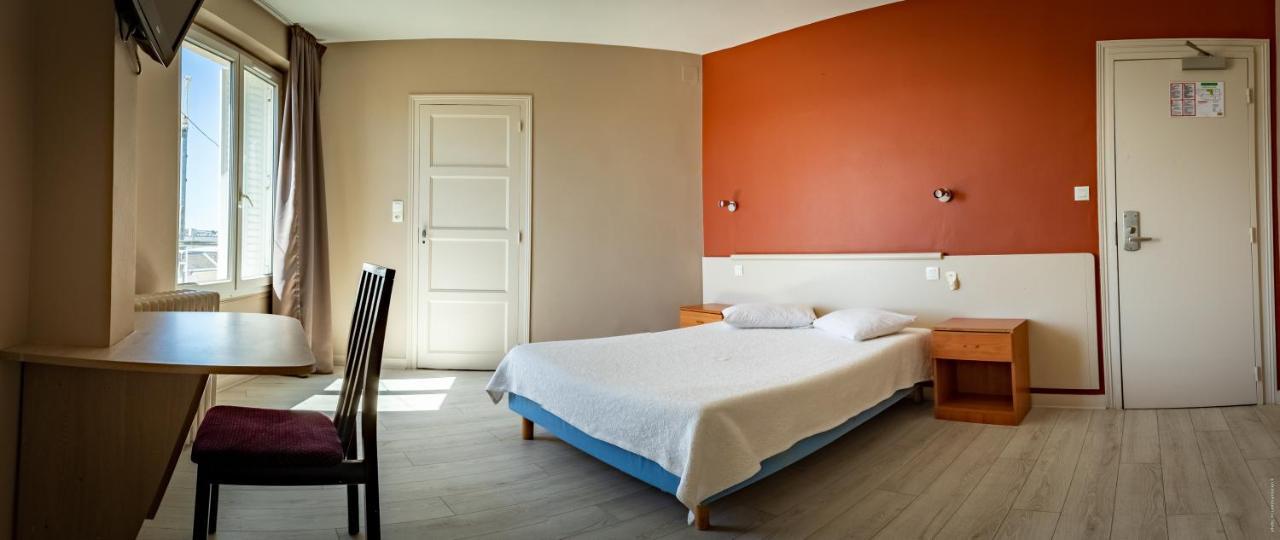 Hotel De La Gare Шатору Экстерьер фото