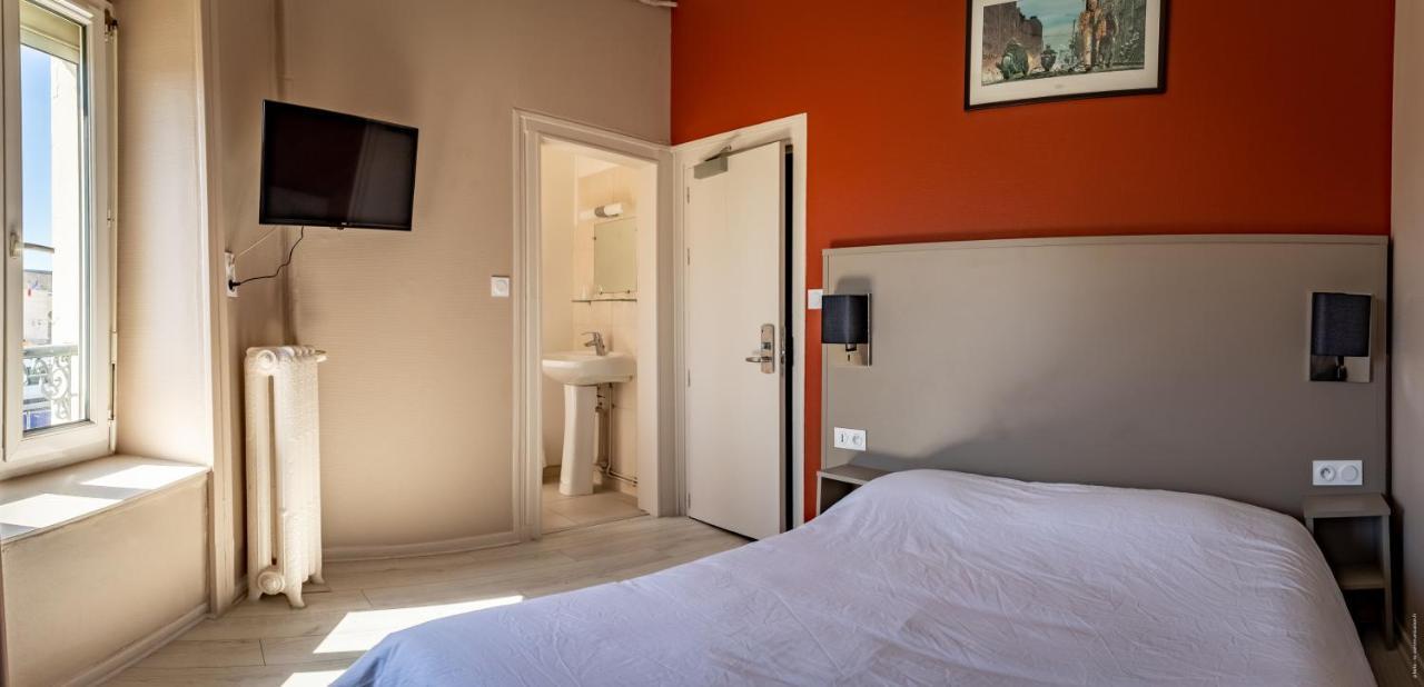 Hotel De La Gare Шатору Экстерьер фото