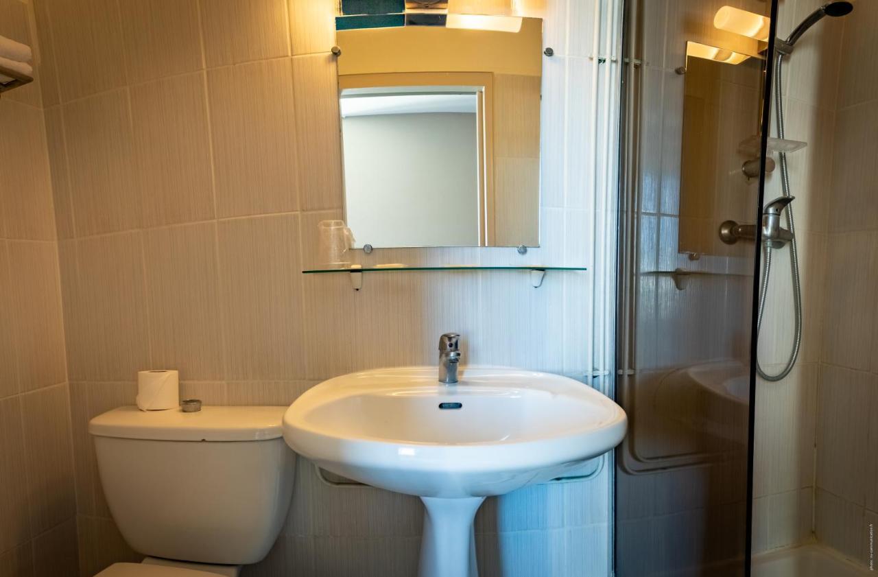 Hotel De La Gare Шатору Экстерьер фото