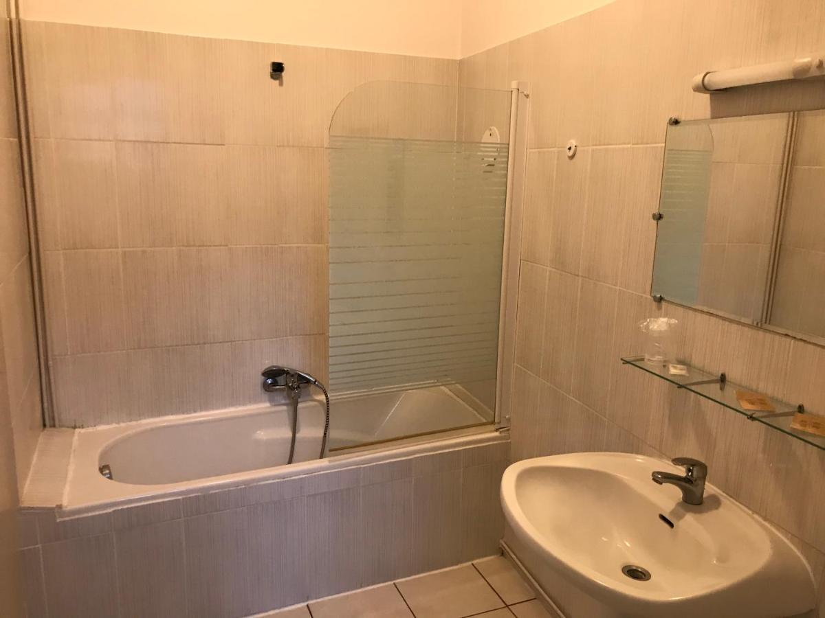 Hotel De La Gare Шатору Экстерьер фото
